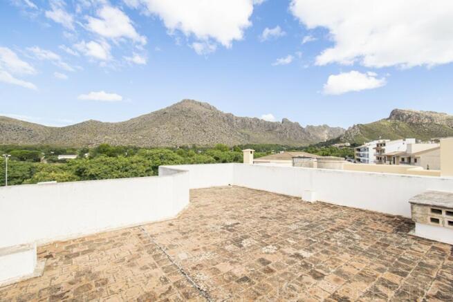 HOUSE IN THE HEART OF PUERTO POLLENSA FOR SALE WITH GARDEN AND ROOF TERRACE 