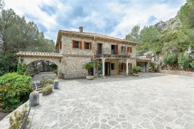 UNIQUE, PRESTIGIOUS COUNTRY ESTATE FOR SALE CLOSE TO PTO POLLENSA