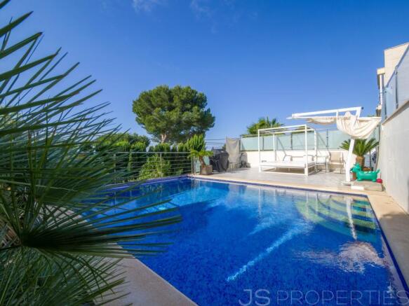 Villa with sea views and rental license 