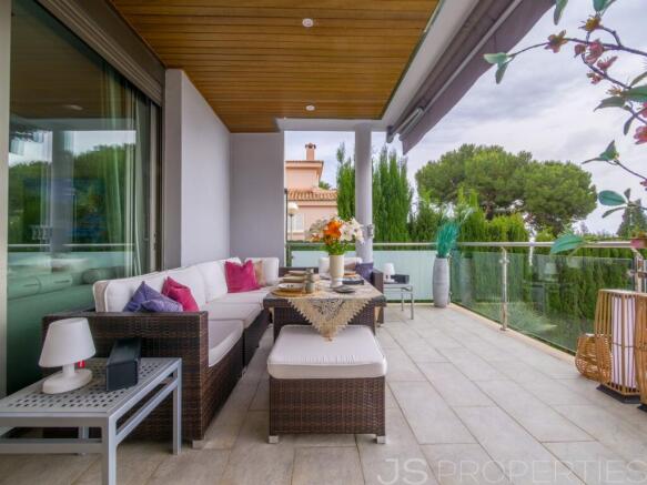 Villa with sea views and rental license 