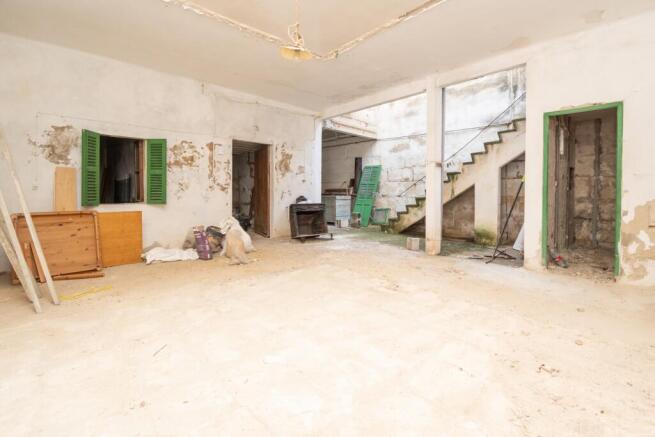 TOWNHOUSE TO REFORM WITH POTENTIAL