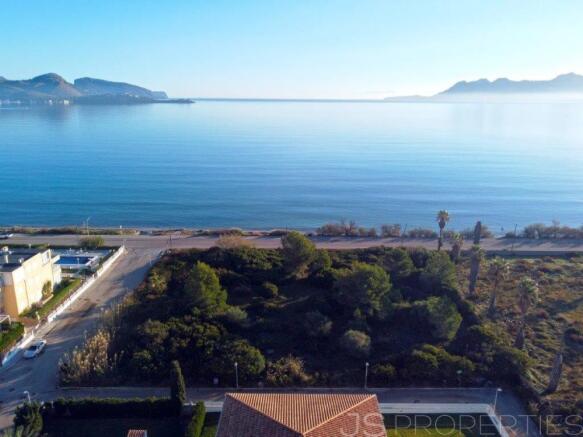 New-Build Ground Floor Apartment on the Seafront in Llenaire