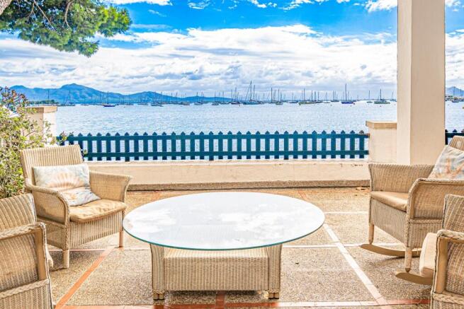 Unique Opportunity: Ground Floor Apartment with Great Potential Directly on the Pinewalk