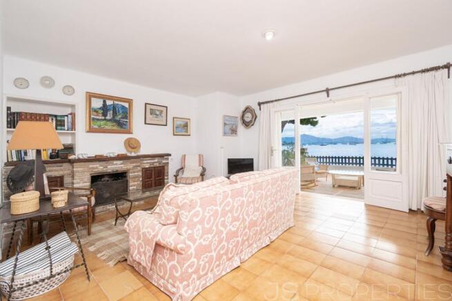 Unique Opportunity: Ground Floor Apartment with Great Potential Directly on the Pinewalk