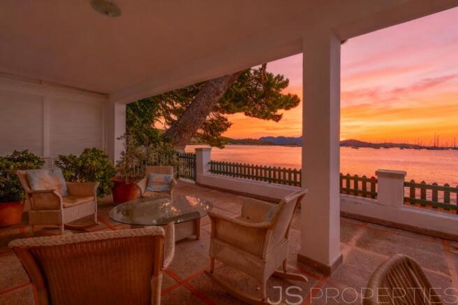 Unique Opportunity: Ground Floor Apartment with Great Potential Directly on the Pinewalk