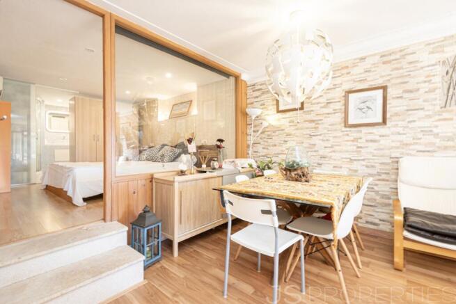 Beautiful apartment in Alcanda with sea views, terrace, and close proximity to the golf course.