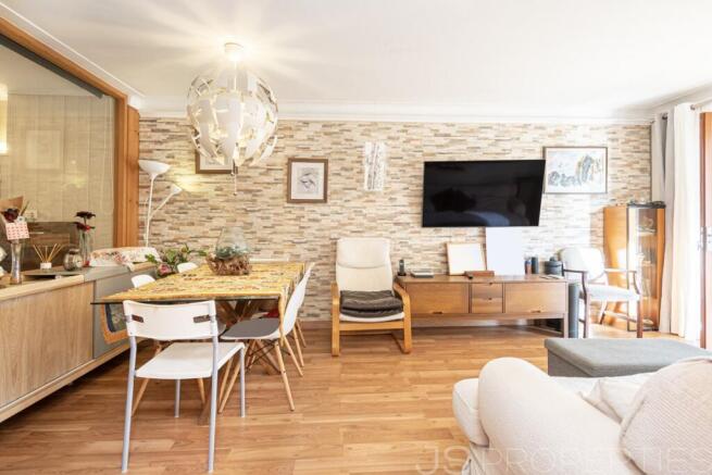 Beautiful apartment in Alcanda with sea views, terrace, and close proximity to the golf course.