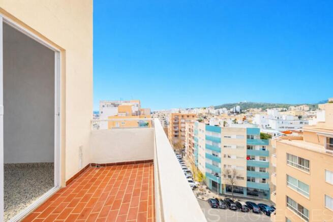 A tiny rough diamond with great potential! Studio on the top floor, just steps from Santa Catalina.