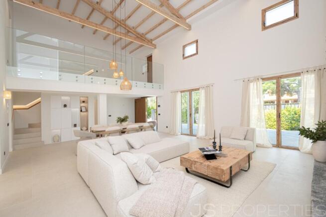 Modern luxury home with pool in a prime location in Puerto Pollensa
