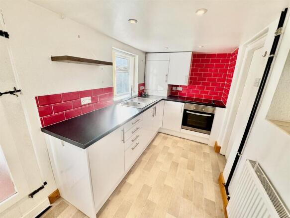 Kitchen 2.jpg