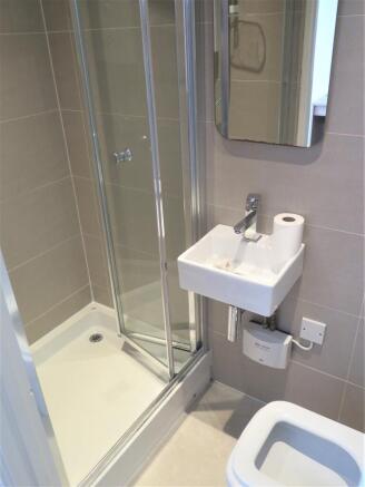 Rm8_Bathroom