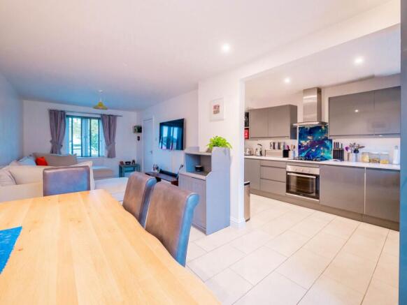 Lounge/Dining Room