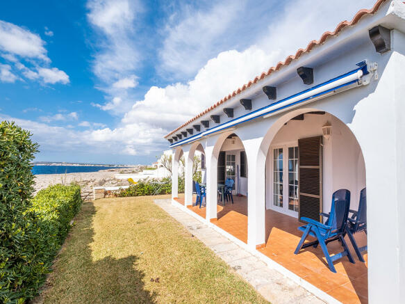 Semi-detached seafront house in Cala Blanca