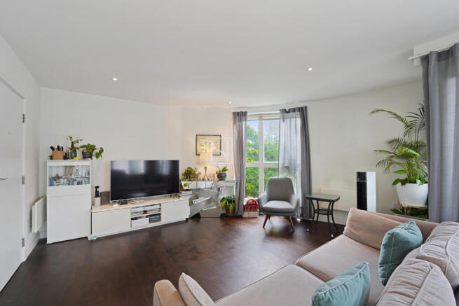 A Modern Riverside 2 Bedroom Flat in Brentford wi