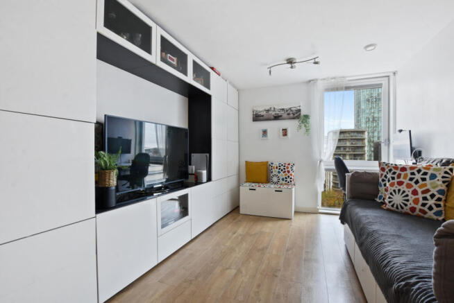 Stylish, spacious one bedroom in Great West Quart