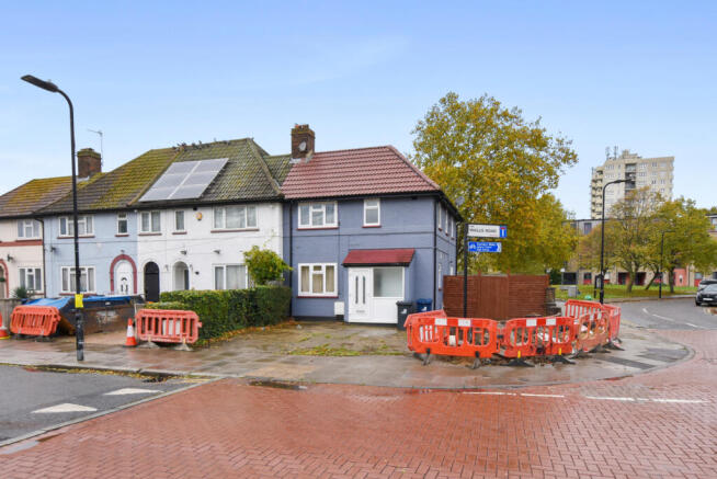 Lovely 3 bedroom end of terrace corner Plot