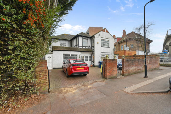 7 bedroom Detached House.