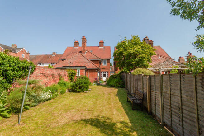 An attractive Edwardian Semi-Detached Home In Cen