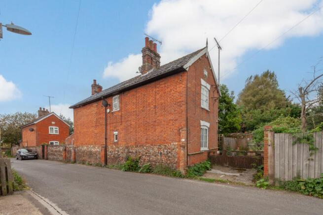 A Well-Proportioned Two-Bedroom Detached Cottage 