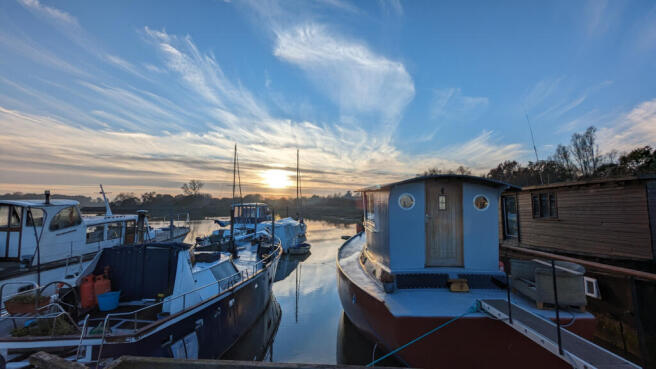 2 Berth Houseboat for Sale On The Deben