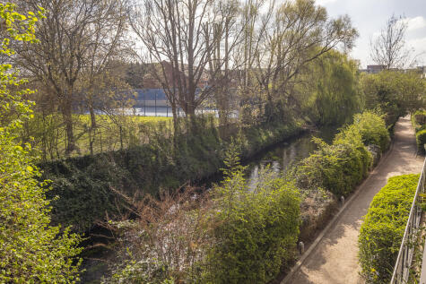 36 Knaresborough Drive, London, SW18