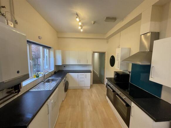 Kitchen 2.JPG