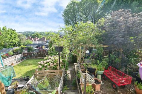 Hillside Avenue, Halesowen, B63