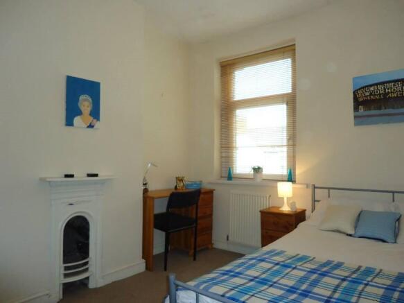 1175102_296171643856