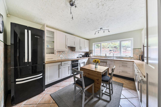 1364643-4-68ee70b...