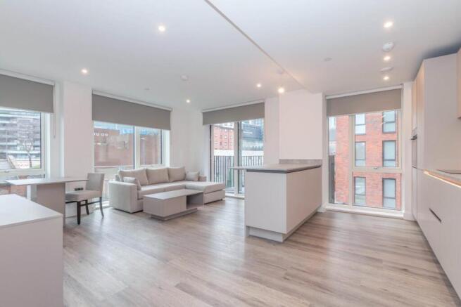 Lounge/Dining Area
