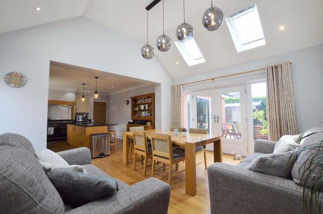 KITCHEN FAMILY ROOM