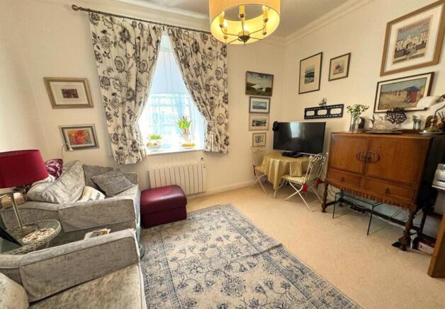 LIVING ROOM PIC 1.jpg