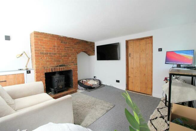 105 The Hill, Wheathampstead - Living Room 1.JPG