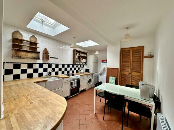 Kitchen/Dining Room: