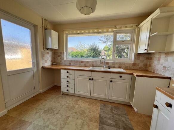 Kitchen/Breakfast Room: