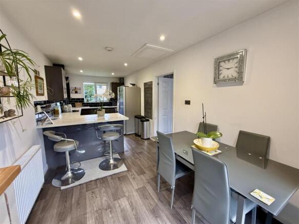 Kitchen dining room: