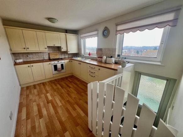 Kitchen/Breakfast Room: