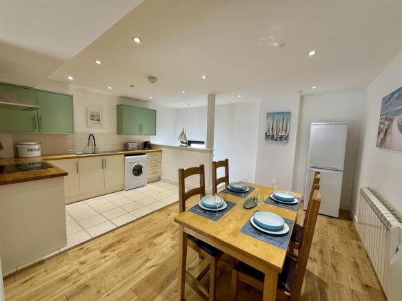 Kitchen/Dining Room: