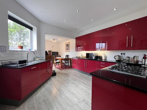 Kitchen/Dining Room: