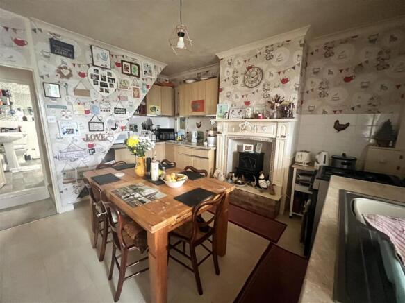 Kitchen/Dining: