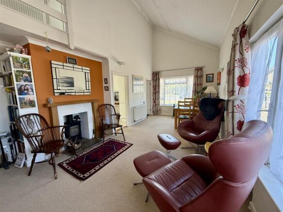 Living/Dining Room: