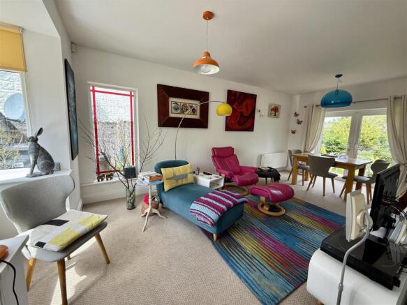 Living/Dining Room: