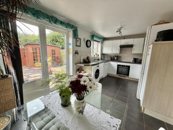 Kitchen/Dining Room: