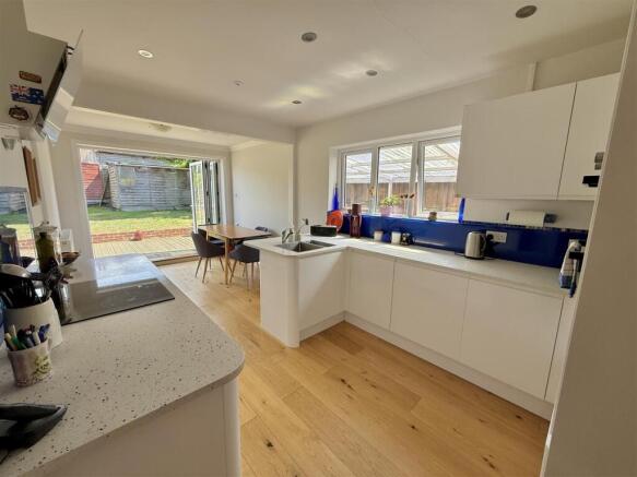 Kitchen/Dining Room: