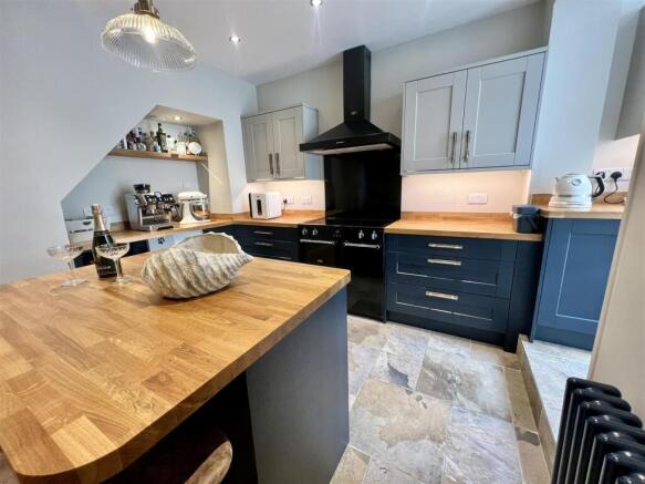Kitchen/Breakfast Room: