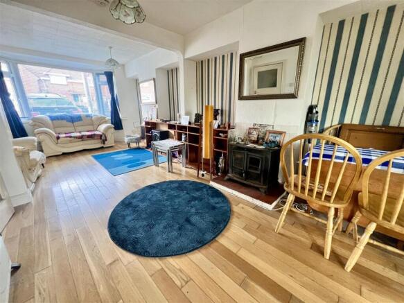 Living /Dining Room: