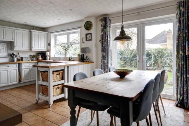 Kitchen/Breakfast Room: