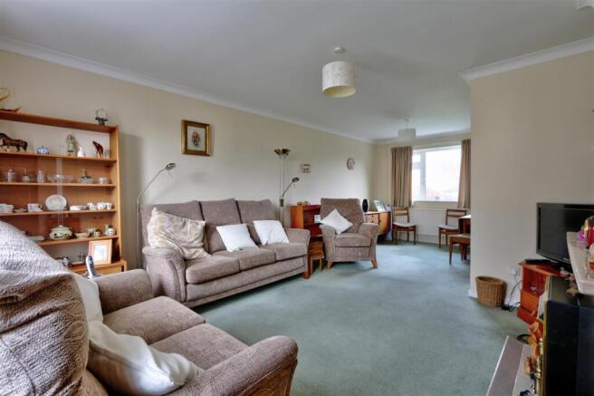 Sitting/Dining Room: