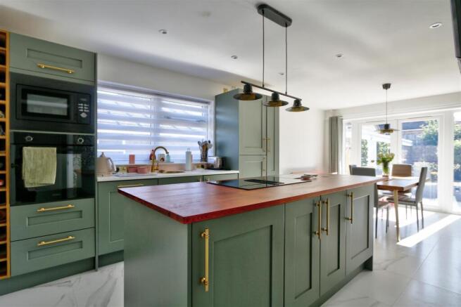 Kitchen/Dining Room: