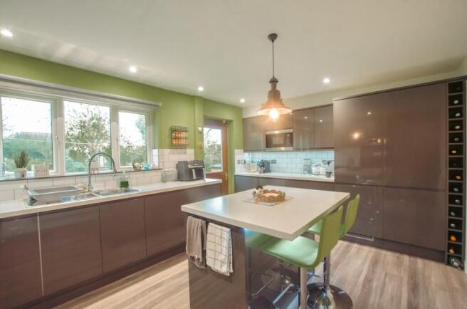 20 Barons Meadow TPS Bodmin 01208 74182